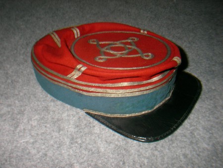 Kepi de capitaine de hussard (manque le noeud hongrois sur le devant)